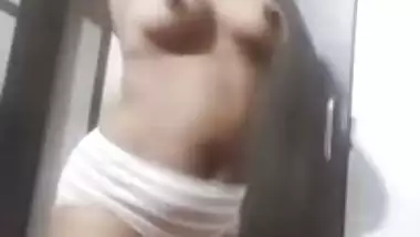 Chubby and dusky desi girl nude video making viral MMS