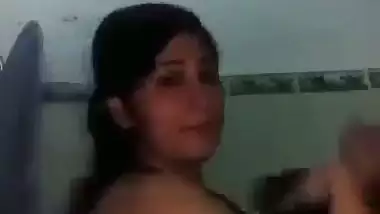 Lahore milf’s boob pressing Pakistani porn video