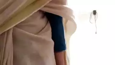 Young desi nude girl strips down her saree on camera