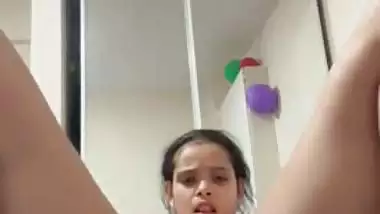 Indian nude babe records her fingering MMS for fun