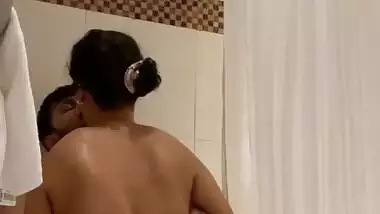 Naughty couple records their HD bathtub sex MMS