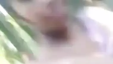 Desi girl showing boobs selfie