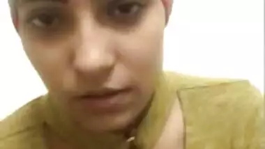 Sexy indian girl huge clevage