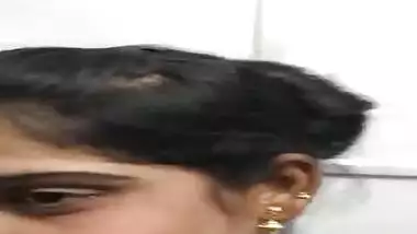 Indian slut had never tried such XXX things like exposing tits on camera