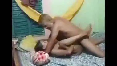Uncle fucking lonely wife after licking pussy viral MMS