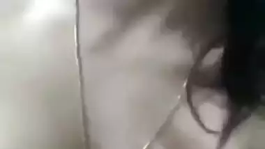 Hermosa chica mostrando su cuerpo