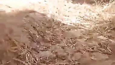 Taboo Indian sex! Village AUNTY pussy show in the outdoors