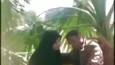 Cheating Paki aunty sucks dick outdoor in the park and swallows cum, Desi mms