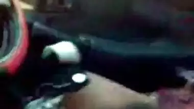 Hindi sex video of a college hotty having outdoor pleasure in boyfriends car