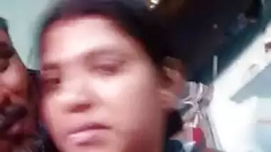 Babe in a sari show off her face on camera while Desi man is kissing her