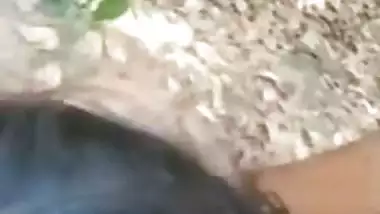 Desi lady sucks her lover’s dick outdoors on the farm