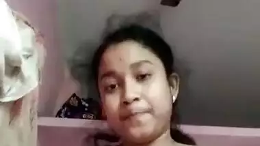 Hot Look Desi Girl Showing her boobs and Pussy