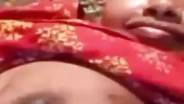 Bangladeshi Bhabhi Shows Her Boobs On VC