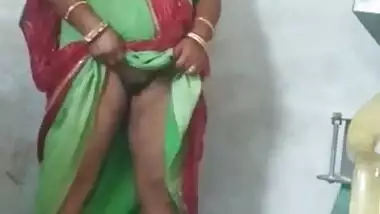 Desi sexy aunty show her pussy