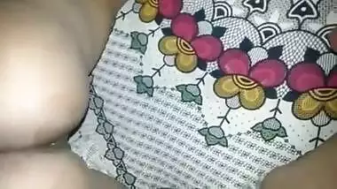 Indian wife helping her lover to bang her ass