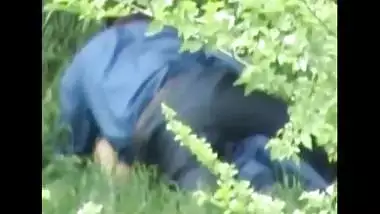 Boyfriend fucking his hot girlfriend in park