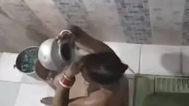 Desi52 mature aunty bathing and flashes tits pervert dewar record