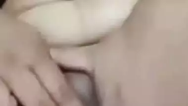 Chubby wife fingering pussy with viral video call chat