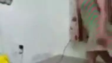 SEXY GIRL DANCING IN HER ROOM.mp40