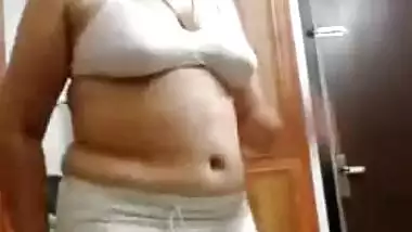 Aunty from India enjoys XXX things she performs in front of the camera