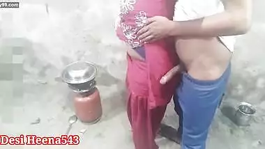 The brother-in-law, who is cooking food in the kitchen, was stunned by the brother-in-law in a clean voice