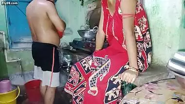 Bengali kitchen pe khana bana raha tha davor or vabi ko lagha sex