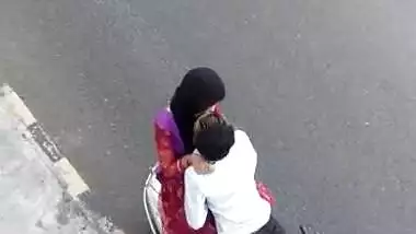 Desi girl very hot kiss in Road