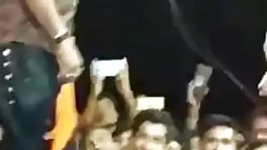 Lovely Indian performer got drunk and went out on the stage for dancing