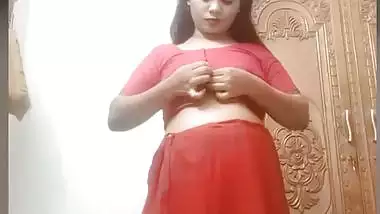 Striptease bhabhi in saree fingering her horny pussy