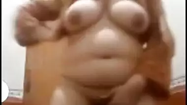 Bhabhi shaking hip during fingering on live cam