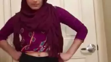 Modest Indian teen caught flashing assets for lover in Desi mms video