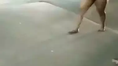 Indian nude MMS of a Kolkata slut walking naked on streets