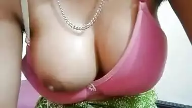 Beautiful Babe Showing her perfect round boobs Kya mast boobs Hai