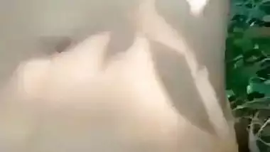 Guy fucks his 18-year-old GF’s pussy in Indian outdoor sex